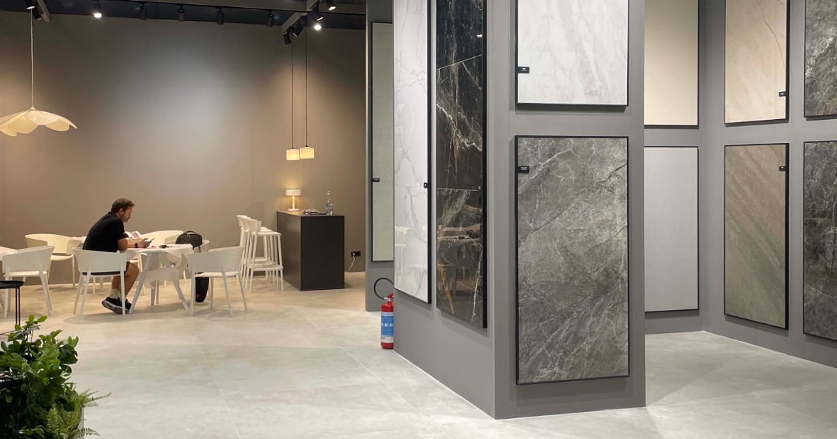 Cómo elegir el mobiliario ideal según el tamaño de tu stand