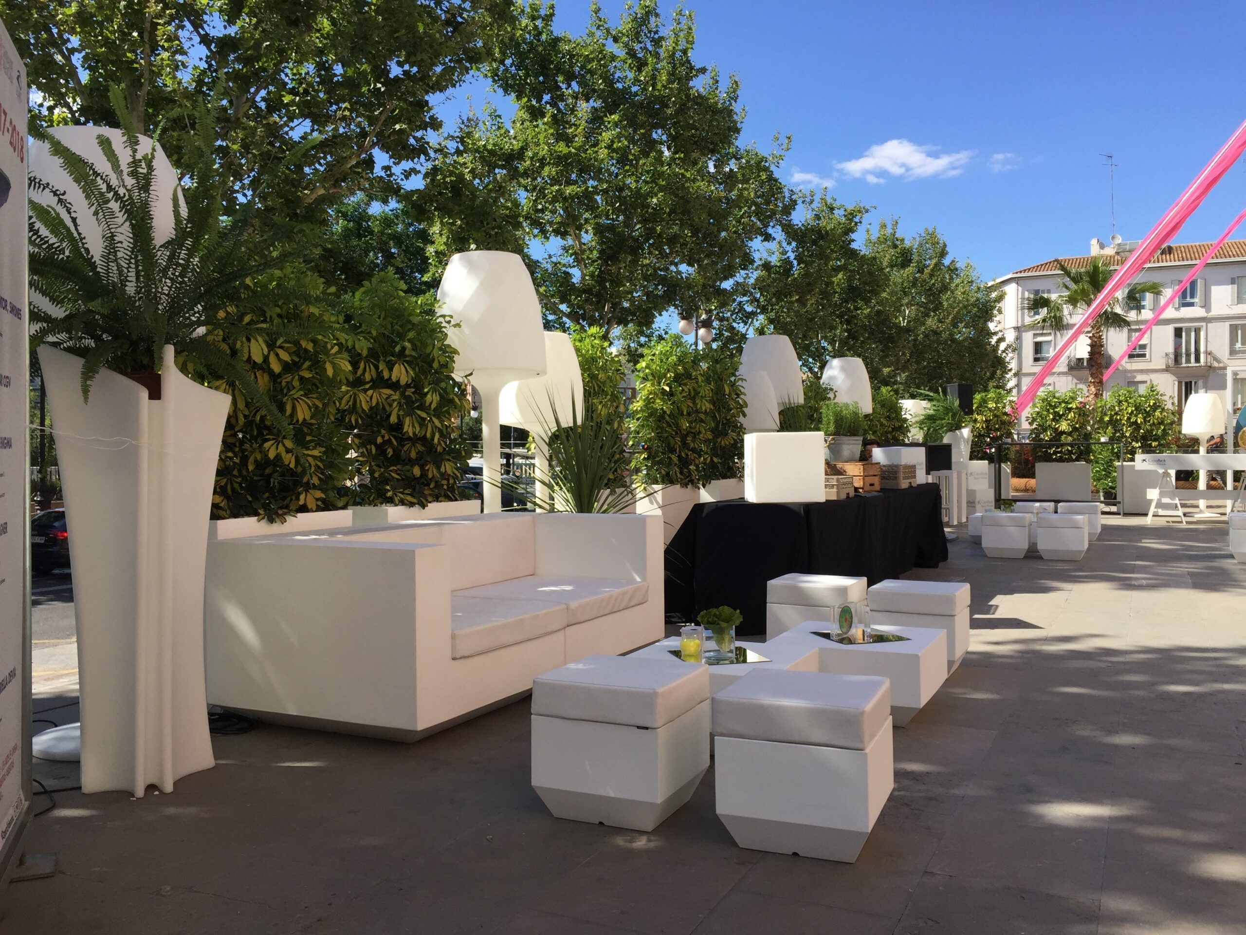 Alquiler de mobiliario para festivales en Castellón: diseño y logística al servicio de tu evento