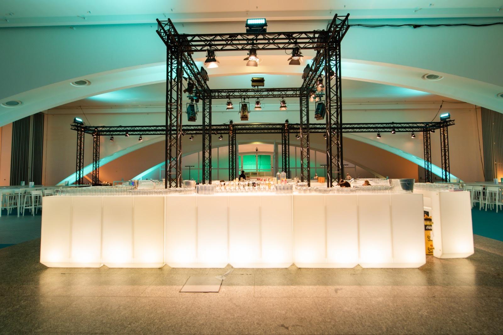 Alquiler de mobiliario para festivales en Málaga: diseño, logística y experiencia